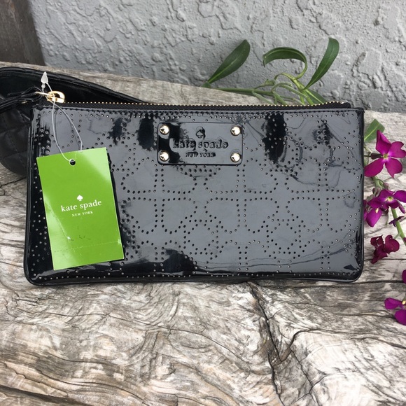 kate spade Handbags - Kate Spade wristlet